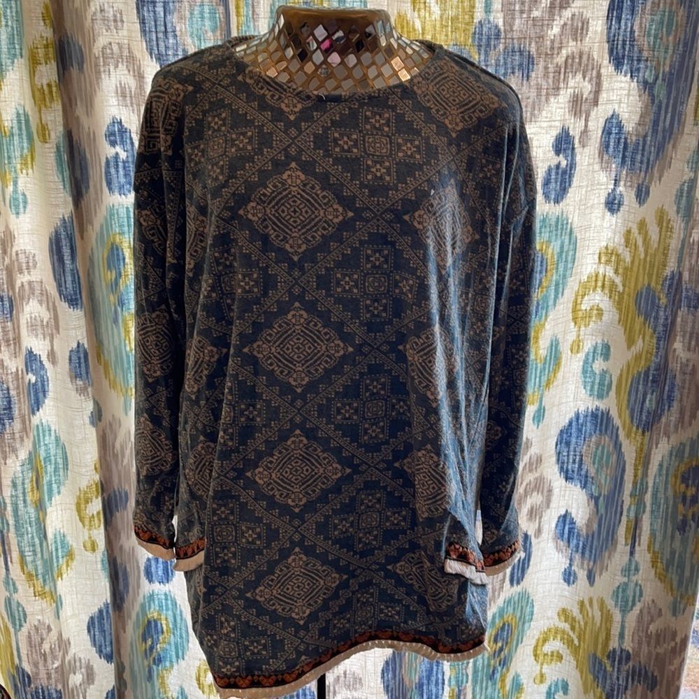 C’est Femme bell sleeve tunic top